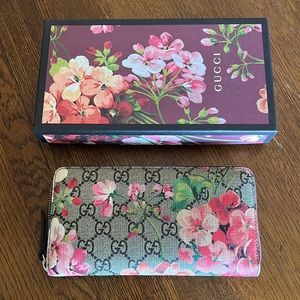 Gucci Bloom Zip Wallet